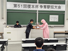 優勝杯返還の様子