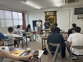 永楽屋で説明を熱心に聞き入る学生たち