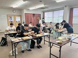 永楽屋での金箔押し体験