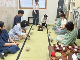 茶道の体験をする学生たち