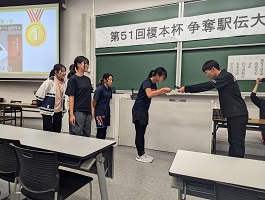 女子の表彰の様子