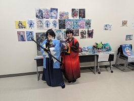 初音ミクの展示を見に来た滋賀県立大学の学生たち