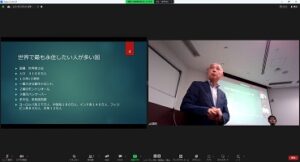 学生と対話しながら講演する講師