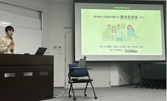 留学の魅力は異文化交流と話している様子