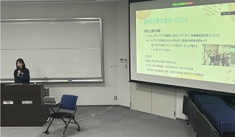 啓明大学で良かったことを話す様子