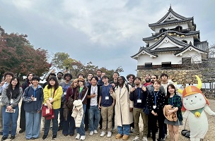 彦根城の天守前での集合写真