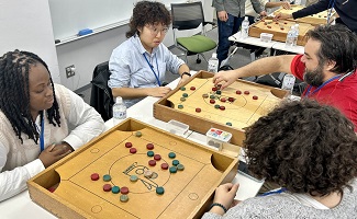 白熱するカロムの試合の様子