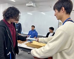 表彰式で滋賀大グッズの贈呈を受ける留学生