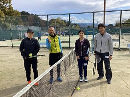 ダブルスの対戦相手同士で記念撮影