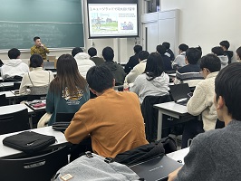 講演する渡辺さん