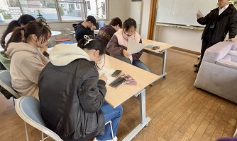 通報訓練を学ぶ留学生