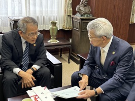 陵水艇友会周年事業の説明を受ける竹村学長の様子