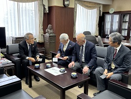 学長と陵水艇友会の会長・役員との懇談の様子