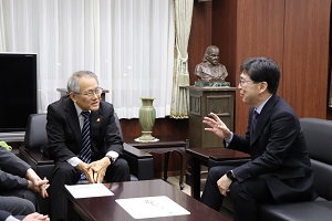 学長室で懇談する学長と青木氏