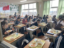 児童と一緒に給食を食べる留学生