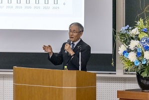 講演中の竹村学長の写真