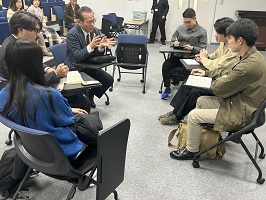 講演後、学生と輪になり質問に答える堀江良一氏