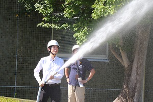 消火栓を利用した放水訓練の様子